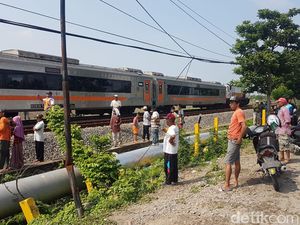 Truk yang Nangkring di Rel Dievakuasi, Kereta Sudah Bisa Lewat Lagi Truk yang Nangkring di Rel Dievakuasi, Kereta Sudah Bisa Lewat Lagi