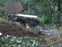 Sopir Tak Kuasai Medan, Truk Angkut Susu Jatuh ke Jurang di Pasuruan
