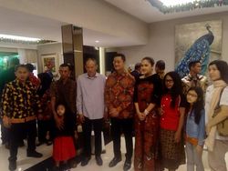 Menlu-Jaksa Agung Hadiri Open House Natal di Rumdin Mensos Menlu-Jaksa Agung Hadiri Open House Natal di Rumdin Mensos