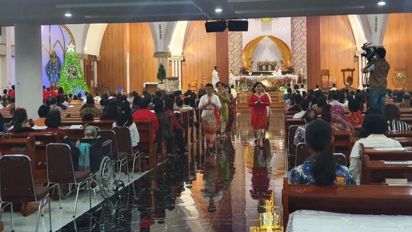 Potret Sukacita Jemaat Rayakan Natal Perdana di Gereja Santa Clara Bekasi