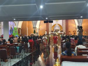 Potret Sukacita Jemaat Rayakan Natal Perdana di Gereja Santa Clara Bekasi Potret Sukacita Jemaat Rayakan Natal Perdana di Gereja Santa Clara Bekasi