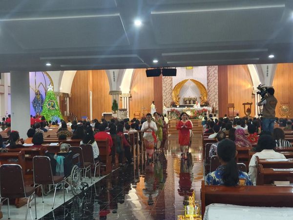 Potret Sukacita Jemaat Rayakan Natal Perdana di Gereja Santa Clara Bekasi