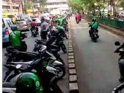 Konyol! Motor-motor ini Parkir di Tengah Jalan