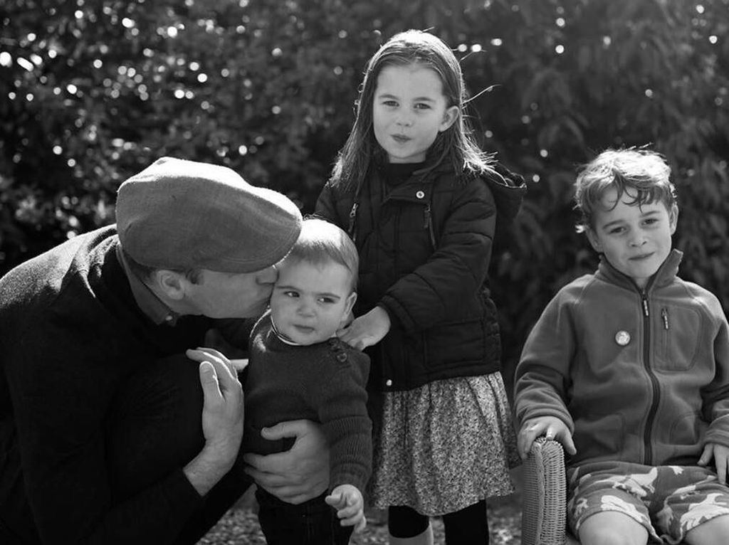 Gemas! Pangeran WIlliam Cium Prince Louis di Ucapan Selamat Natal Gemas! Pangeran WIlliam Cium Prince Louis di Ucapan Selamat Natal