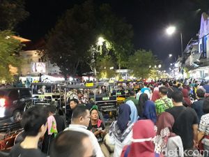 Penuh Sesak Wisatawan Malioboro di Malam Pertama Libur Natal