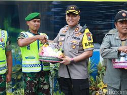 Asyik, Petugas yang Amankan Nataru di Tuban dapat Bingkisan