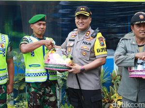 Asyik, Petugas yang Amankan Nataru di Tuban dapat Bingkisan
