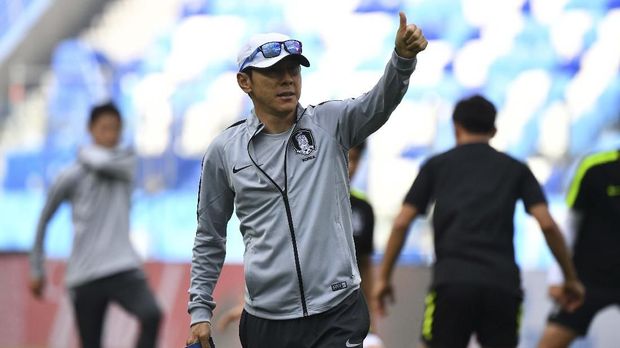 South Korea's coach Shin Tae-yong gestures during a training session at Nizhny Novgorod Stadium in Nizhny Novgorod on June 17, 2018, on the eve of the team's Russia 2018 World Cup Group F football match against Sweden. (Photo by Johannes EISELE / AFP)