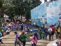 Libur Natal, Taman di Bandung Diserbu Warga
