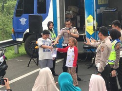 Polisi Hibur Pengemudi yang Tertahan One Way di Exit Tol Ciawi dengan Musik