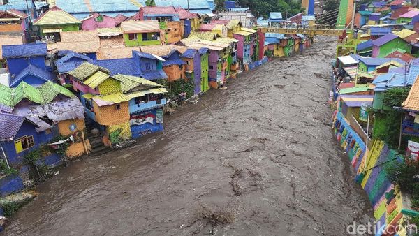 Kampung Warna-warni dan Meluapnya Sungai Brantas