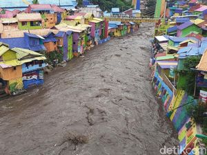 Kampung Warna-warni dan Meluapnya Sungai Brantas