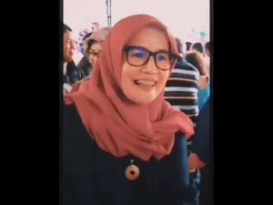 Video Wanita Berjilbab Ucapkan Selamat Natal di Gereja Video Wanita Berjilbab Ucapkan Selamat Natal di Gereja