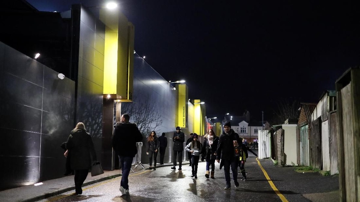 Fans di Inggris sedang menuju stadion di Laga Boxing Day Liga Inggris (Richard Heathcote/Getty Images)