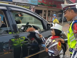 Polisi Cilik di Cianjur Sebar Brosur Penutupan Puncak Saat Malam Tahun Baru