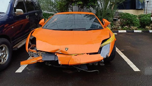 Lamborghini warna oranye milik Abdul Malik.