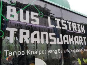 Antusiasme Warga Jajal Bus Listrik di Monas