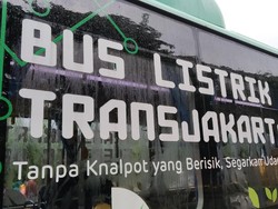 Antusiasme Warga Jajal Bus Listrik di Monas