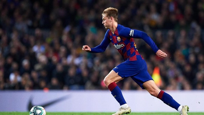 BARCELONA, SPAIN - DECEMBER 18: Frenkie De Jong of FC Barcelona runs with the ball during the Liga match between FC Barcelona and Real Madrid CF at Camp Nou on December 18, 2019 in Barcelona, Spain. (Photo by Alex Caparros/Getty Images)