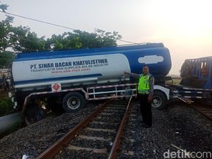 Lagi, Truk Keluar Jalur hingga Nangkring di Atas Rel Kereta Lamongan
