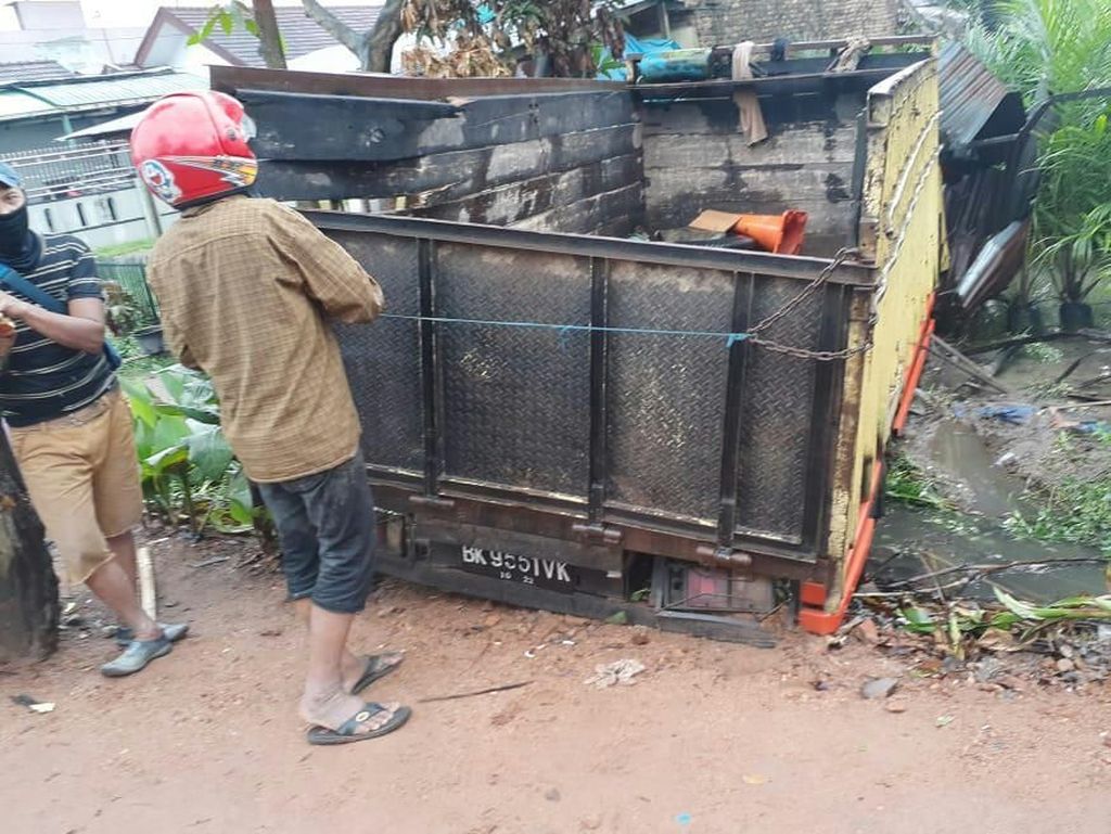 Hendak Tugas Amankan Natal, Polisi di Sumut Tewas Tertabrak Truk Hendak Tugas Amankan Natal, Polisi di Sumut Tewas Tertabrak Truk