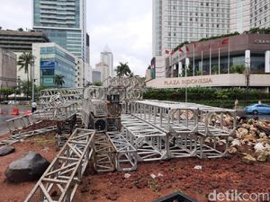 Potret Instalasi Gabion Dibongkar untuk Panggung Tahun Baru