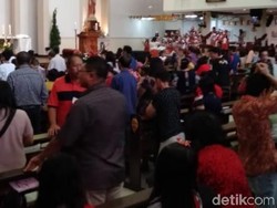 Ribuan Jemaat Misa Natal di Gereja Santa Maria Tak Bercela Surabaya