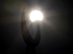 Cara Aman Amati Gerhana Matahari Hibrida 2023