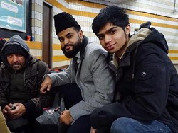 Salut! 5 Kisah Umat Muslim Bagikan Makanan Gratis pada Umat Kristiani di Hari Natal