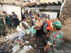 Kunjungi Korban Kebakaran Astanaanyar, Oded Janji Kontrakan Rumah