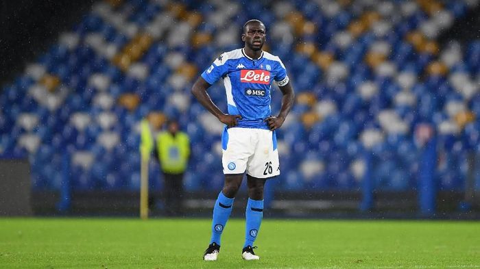 NAPLES, ITALY - NOVEMBER 09: Kalidou Koulibaly of SSC Napoli stands disappointed during the Serie A match between SSC Napoli and Genoa CFC at Stadio San Paolo on November 09, 2019 in Naples, Italy. (Photo by Francesco Pecoraro/Getty Images)