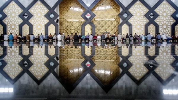 Momen Salat Gerhana Matahari di Bogor