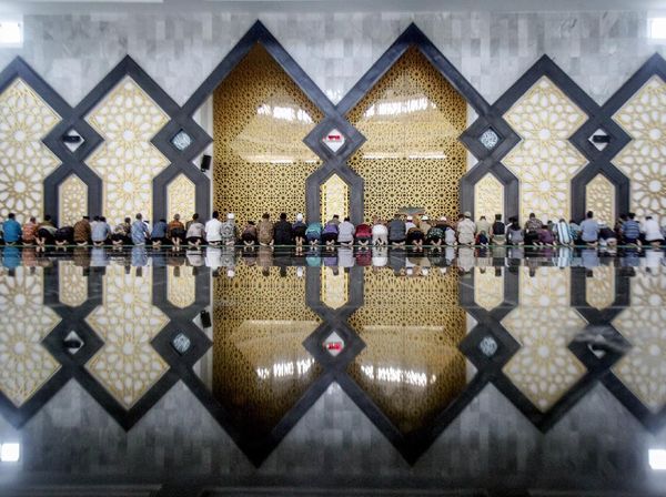 Momen Salat Gerhana Matahari di Bogor