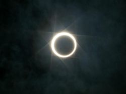 Penampakan Gerhana Matahari Cincin di Berbagai Penjuru Indonesia