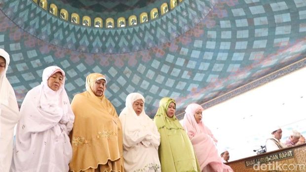 Gubernur Jawa Timur Khofifah Indar Parawansa menunaikan  salat dan menghadiri nobar gerhana matahari cincin di Masjid Al Akbar Surabaya (MAS). Ia menyebut acara itu bisa menjadi kegiatan bermanfaat.