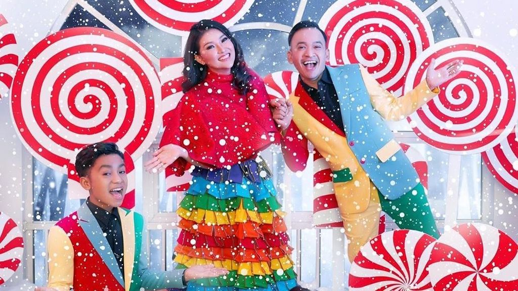 7 Potret Seru Keluarga Artis Rayakan Natal 7 Potret Seru Keluarga Artis Rayakan Natal