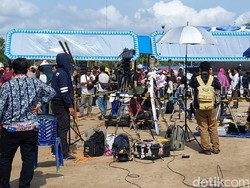 Warga Siak Berselawat Saat Puncak Gerhana Cincin