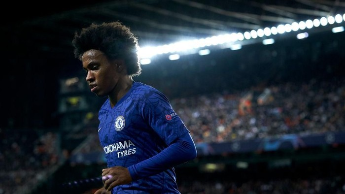 VALENCIA, SPAIN - NOVEMBER 27: Willian Borges da Silva of Chelsea looks on during the UEFA Champions League group H match between Valencia CF and Chelsea FC at Estadio Mestalla on November 27, 2019 in Valencia, Spain. (Photo by Manuel Queimadelos Alonso/Getty Images)