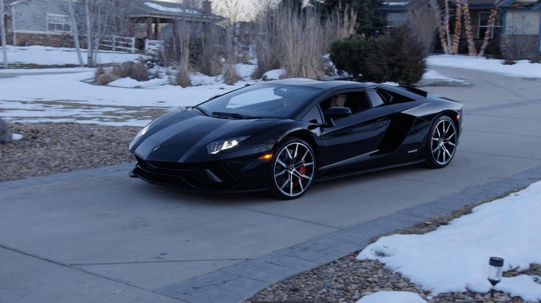 Sterling dan Xander ketika menaiki Lamborghini Aventador Roadster Foto: Carscoops Sterling dan Xander ketika menaiki Lamborghini Aventador Roadster Foto: Carscoops