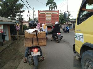 Ramai #SaveParungPanjang, Warga Cerita Truk Tambang Picu Banyak Kecelakaan Ramai #SaveParungPanjang, Warga Cerita Truk Tambang Picu Banyak Kecelakaan