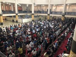 Warga Khusyuk Salat Gerhana Matahari di Masjid Raya Bandung Warga Khusyuk Salat Gerhana Matahari di Masjid Raya Bandung