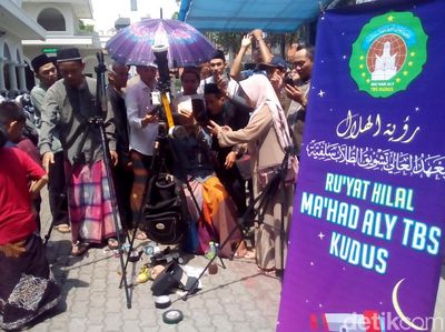 Warga Kudus Ramai-ramai Saksikan Gerhana Matahari