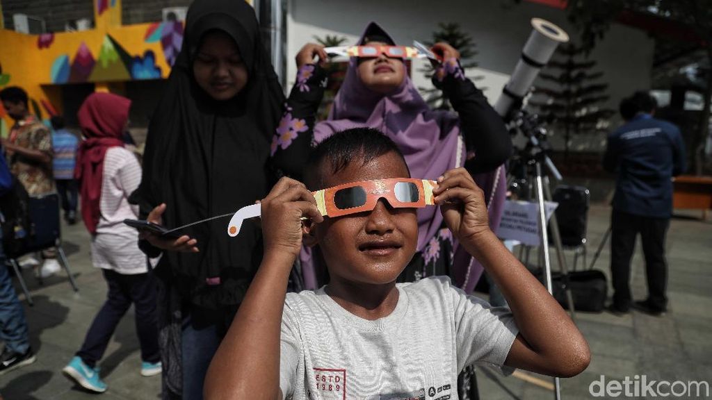 Antusias Anak-anak di Jakarta Melihat Gerhana Matahari Cincin