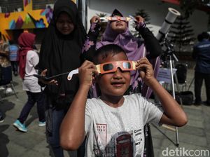 Antusias Anak-anak di Jakarta Melihat Gerhana Matahari Cincin