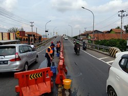 Sambut Tahun Baru, Kemenhub Bersihkan Pembatas Jalan di Bumiayu