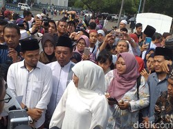 Saat Gubernur Khofifah Salat Lalu Nobar Gerhana Matahari Cincin