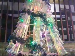 Unik! Lomba Membuat Pohon Natal dari Barang Bekas