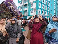 Ribuan Warga Medan Antusias Memantau Gerhana Matahari di UMSU