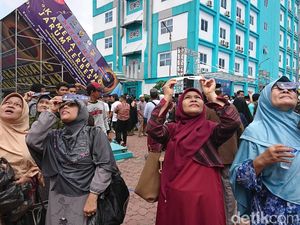 Ribuan Warga Medan Antusias Memantau Gerhana Matahari di UMSU Ribuan Warga Medan Antusias Memantau Gerhana Matahari di UMSU