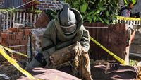 Detik-detik Polisi Jinakkan Bom Rakitan di Aceh